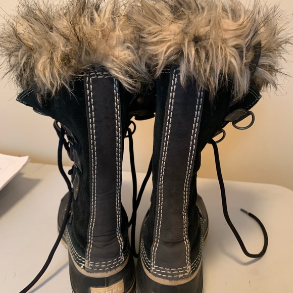 Waterproof winter boots
Size 7
Faux fir
Suede upper
Black in color - Picture 4 of 6